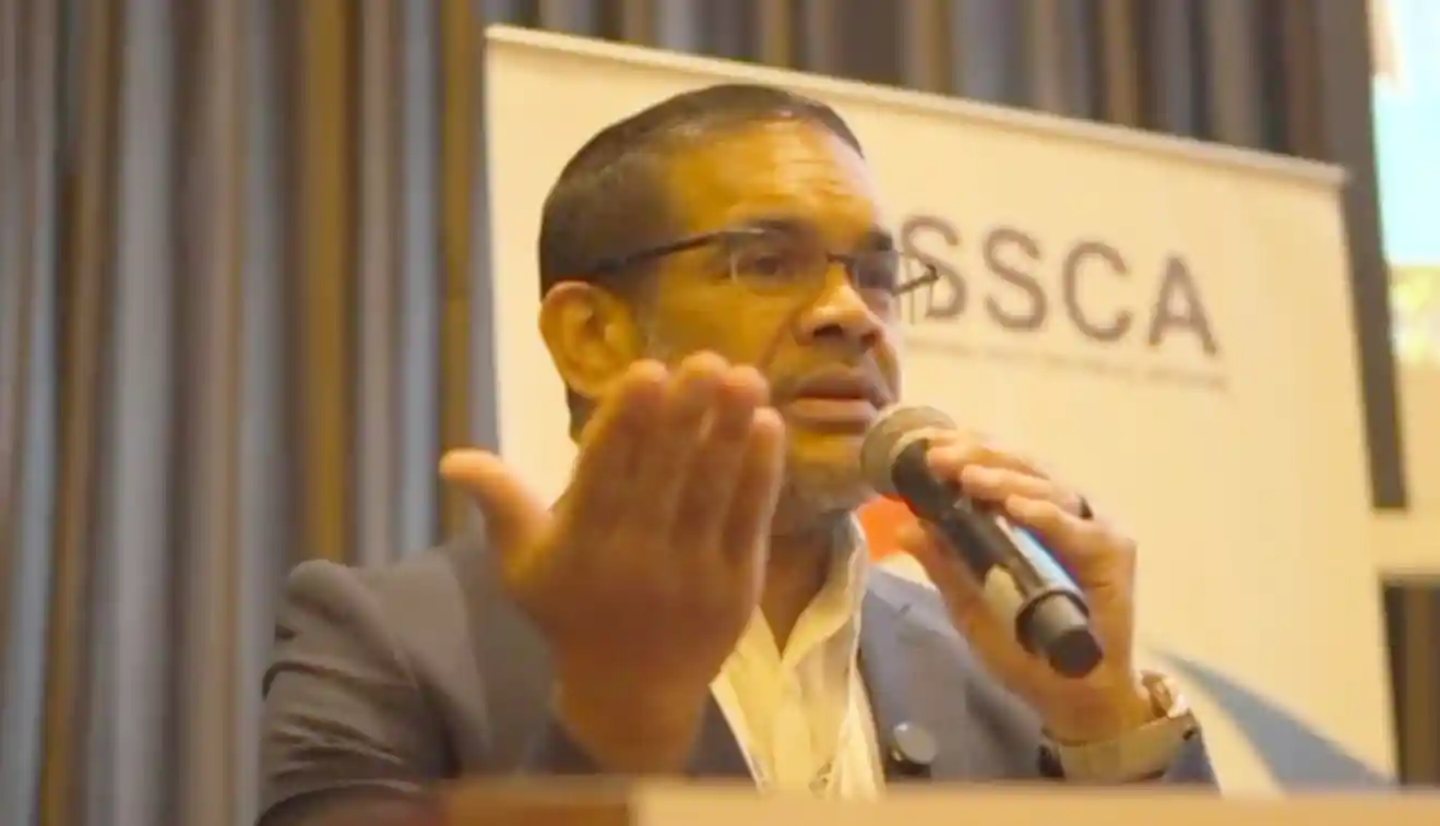 Dr Christopher Walker speaking at an ISSCA regenerative medicine conference