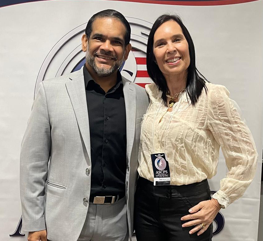 Dr. Christopher Walker with a patient from Brazil who achieved significant weight loss through a personalized wellness and treatment program without surgery